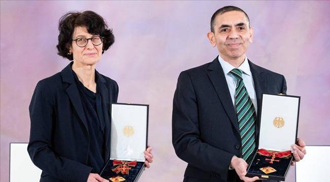 Sağlık Bakanı Koca'dan Prof. Dr. Uğur Şahin ve Dr. Özlem Türeci'ye tebrik
