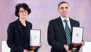 Sağlık Bakanı Koca'dan Prof. Dr. Uğur Şahin ve Dr. Özlem Türeci'ye tebrik